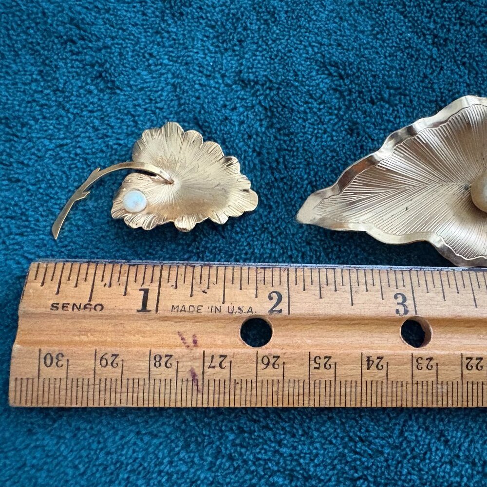 Two Vintage Leaf Brooches Wells 14KGF and Unmarked - Picture 4 of 5
